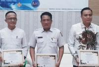 Pemerintah Kabupaten Kaur menerima tiga piagam penghargaan atas kinerja pengelolaan keuangan daerah tahun 2025.
